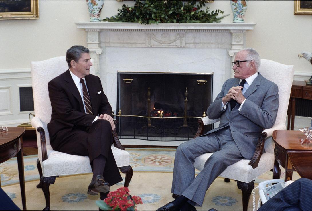 President Ronald Reagan meeting with Senator Barry Goldwater in the Oval Office 12/12/1984 NAID: 75853805