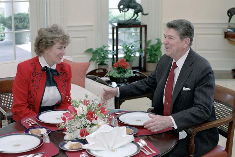 President Ronald Reagan having lunch with author and consultor on the Soviet Union Suzanne Massie in the Oval Office 03/01/1984 NAID: 75853247