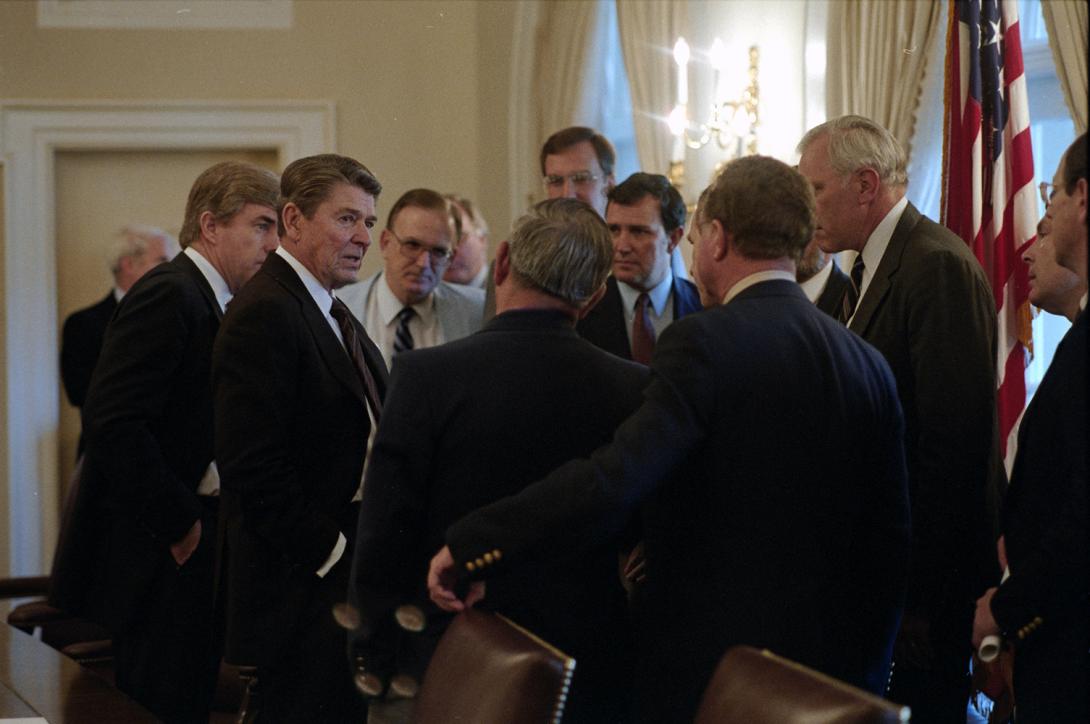 President Ronald Reagan meeting with the United States observer delegation to the election in El Salvador in the Cabinet Room 03/26/1984 NAID: 276563821