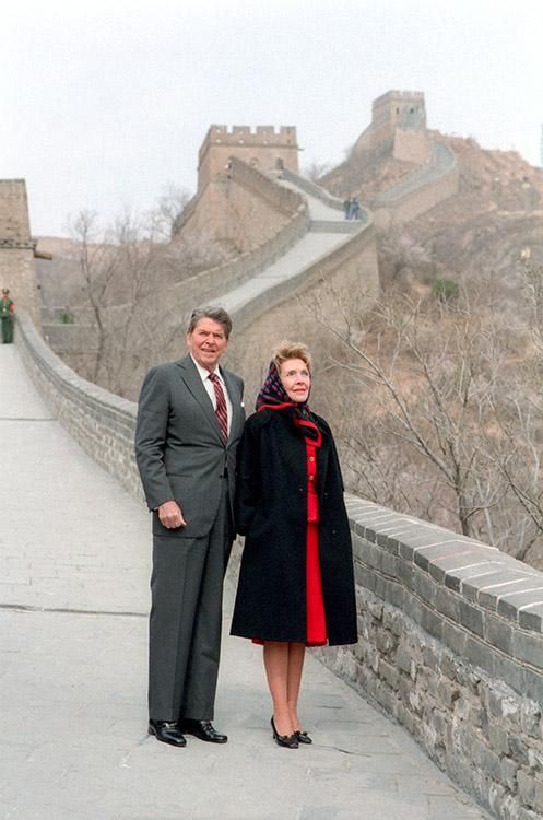 President Ronald Reagan and Nancy Reagan looking at the Great Wall in China 04/29/1984 NAID: 75853329